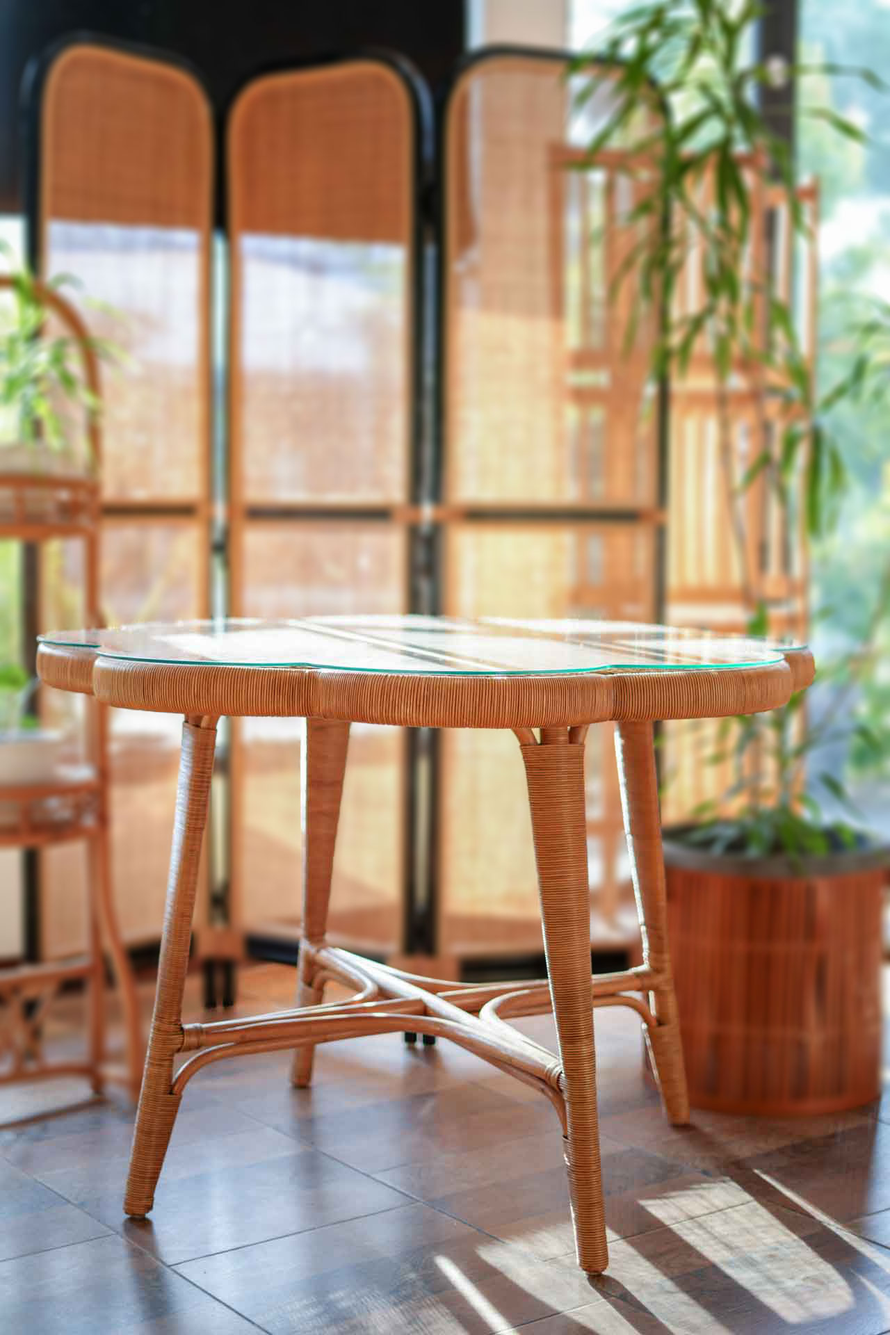 SCALLOP DINING TABLE